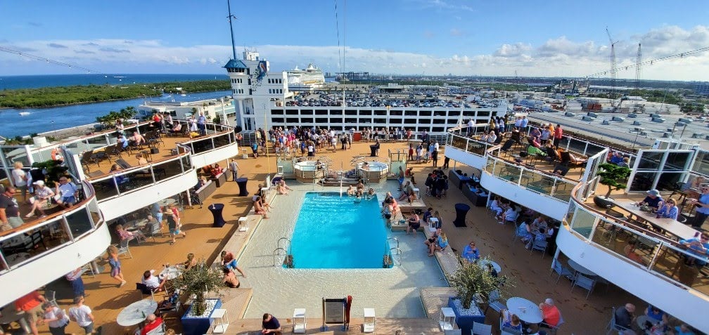 Sea View Pool on Nieuw Statendam